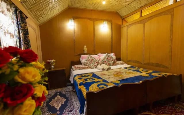 N Mumbai Group Of House Boat
