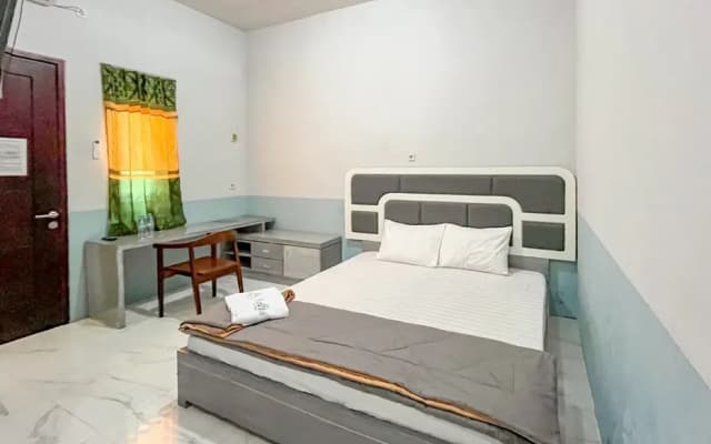Kusuma Guest House Jombang RedPartner near Station Jombang