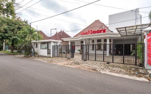RedDoorz Syariah near Gajayana Stadium Malang