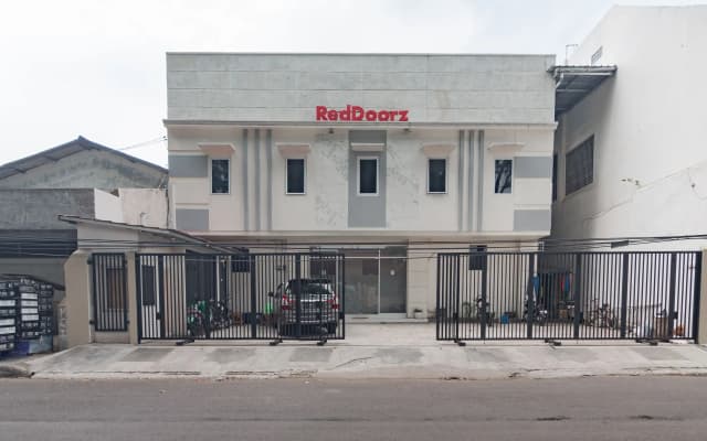 RedDoorz near Prujakan Station Cirebon