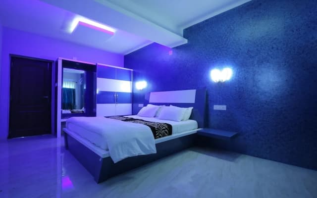 OYO 11396 Hotel Cyprus Inn
