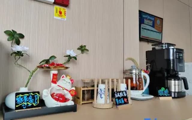 Yeste Hotel (Du'an High - speed Railway Station Binjiang Zhuangyuan Food Street Branch)