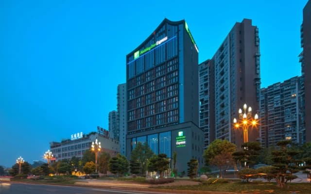 Holiday Inn Express Leshan City Square