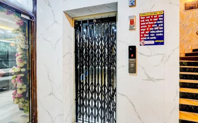 Fabhotel Dream Palace I