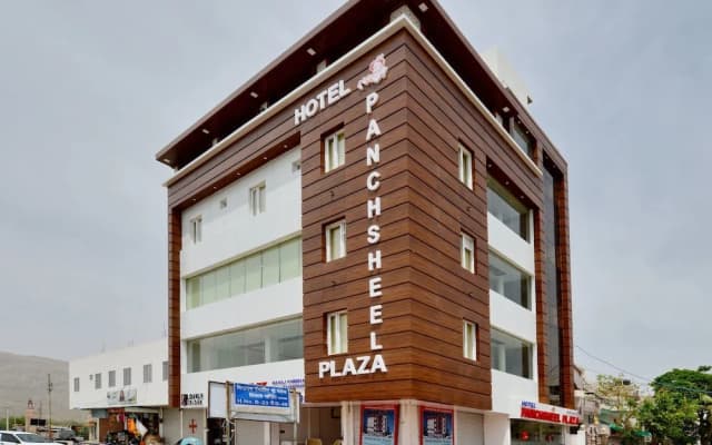 OYO 13860 Panchsheel Plaza