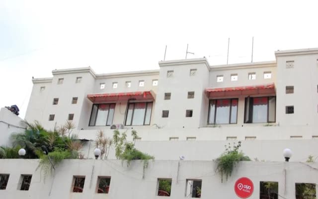 OYO 1065 Hotel HMR Royal Inn