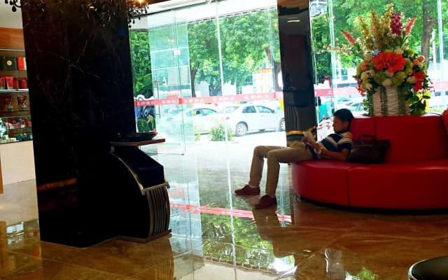 Lizhou Hotel (Gongbei Port Light Rail Station)