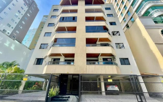Apto amplo no coração da meia praia a 130m do mar
