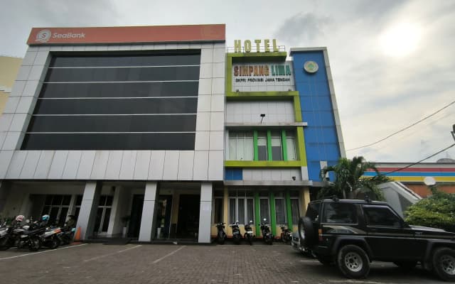 OYO 91036 Hotel Simpang Lima Gkpri