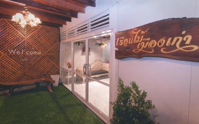 The History Cafe' & Guesthouse