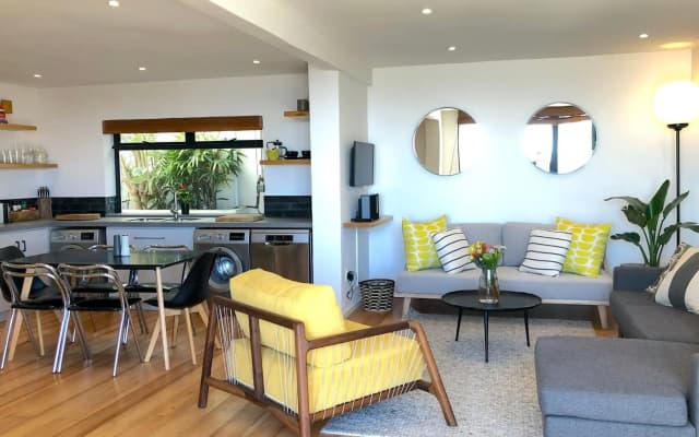 Mountain and Harbour Views - Grand Vue Cottage