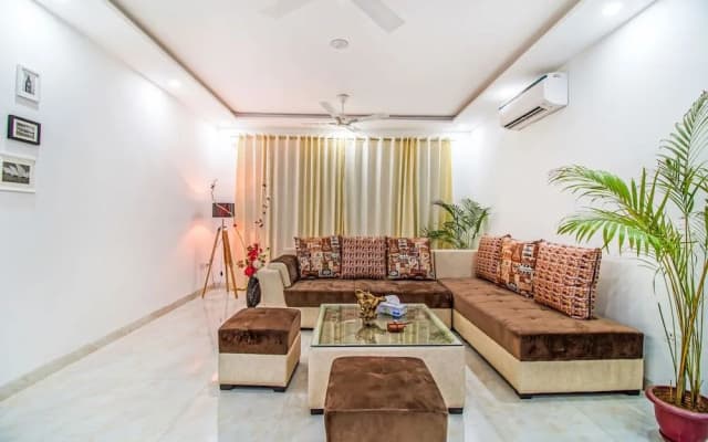 FabHotel Parfait Street