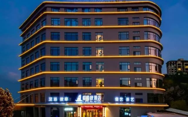 Cili Boat Autumn Hotel