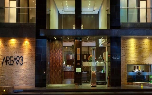 93 Luxury Suites & Residences