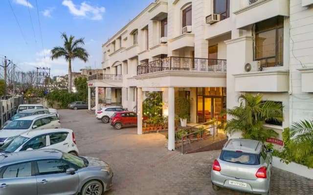 Hotel Paras