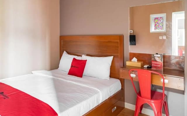 RedDoorz Hostel near LTC Glodok