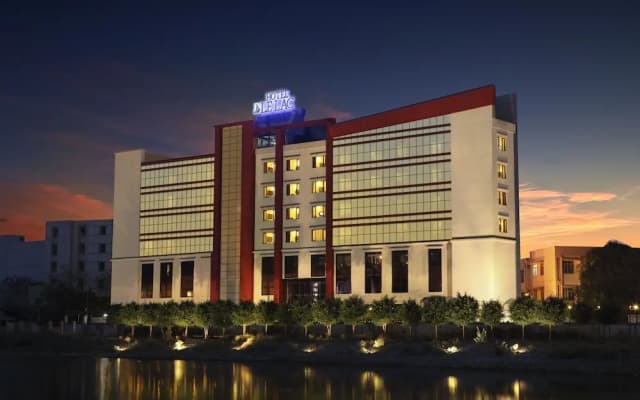 Le Lac Sarovar Portico
