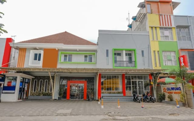 Ciliwung Family Residence by OYO Rooms