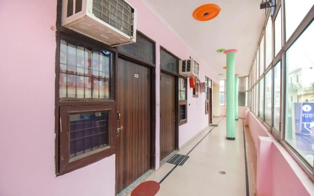 OYO 72141 Hotel Deep Palace