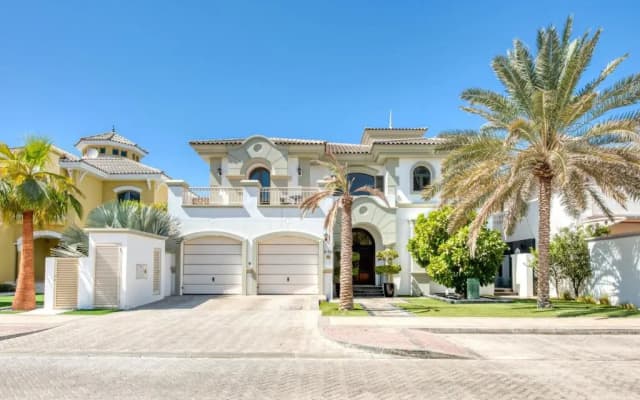 Maison Privee - Glamourous Beachfront Villa on The Palm w/ Pool