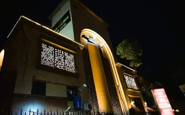 Hotel Golden Arc