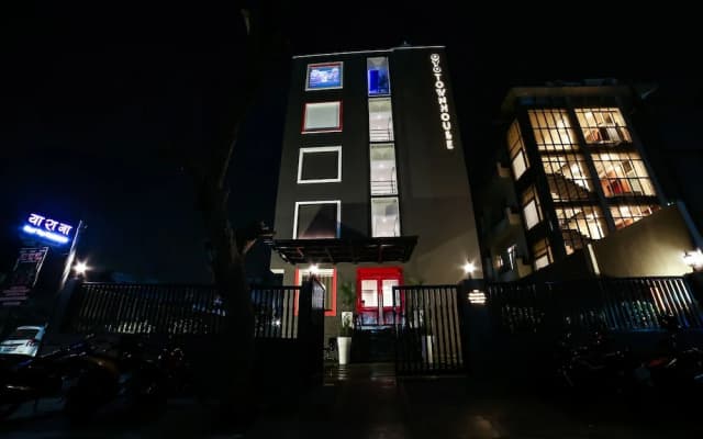OYO Townhouse 053 Gomti Nagar
