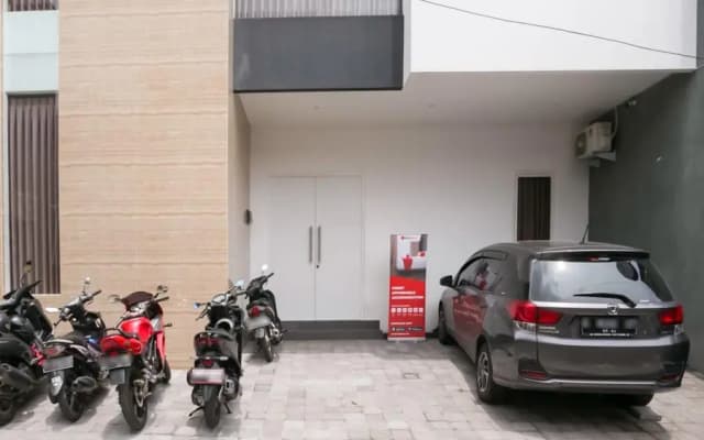 RedDoorz Syariah near Lapangan Pancasila Simpang Lima