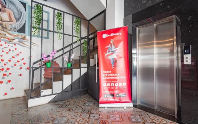 RedDoorz Plus @ Doorman Guest House