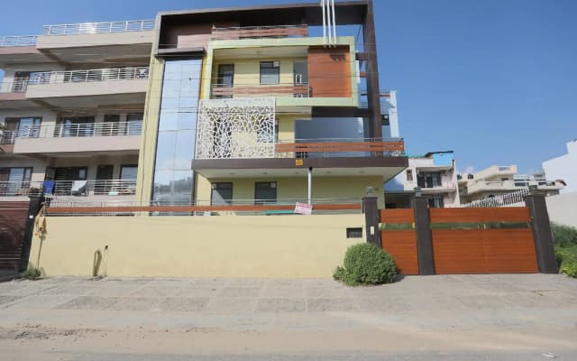 OYO 567 Hotel Royal Stay Inn