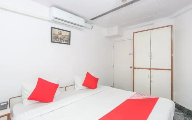 Town Hall Hotel By Oyo Rooms