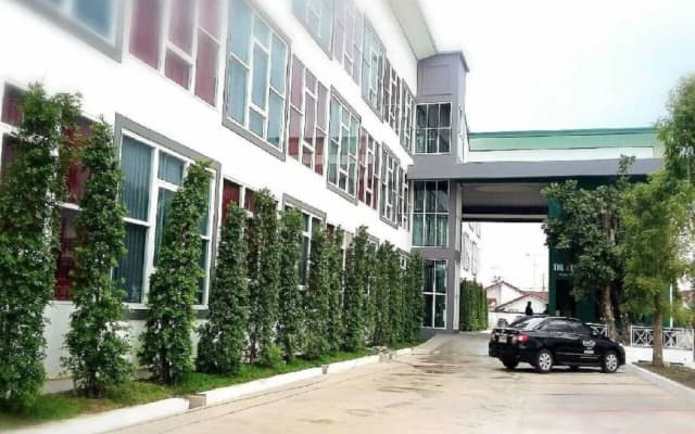 The Zell Budget Hotel Buriam