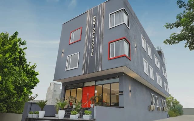 OYO Townhouse 231 Golden Avenue Road