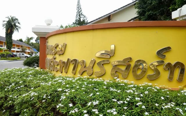 Bang Saphan Resort