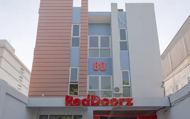 RedDoorz Plus Syariah @ Raya Nginden 2