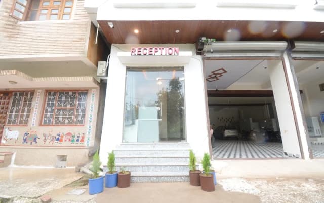 Hotel Shri Dhwaja Inn
