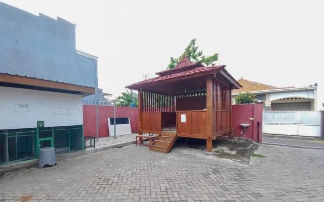 RedDoorz Syariah @ Homestay Bougenville near Taman Alun-Alun Kota Lamongan