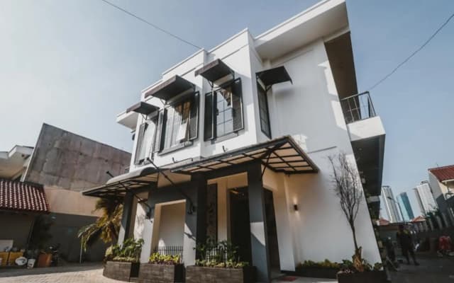 RedDoorz Plus near Mall Slipi Jaya
