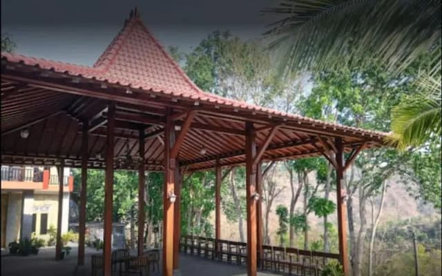 Bina Karya Guesthouse by ZUZU