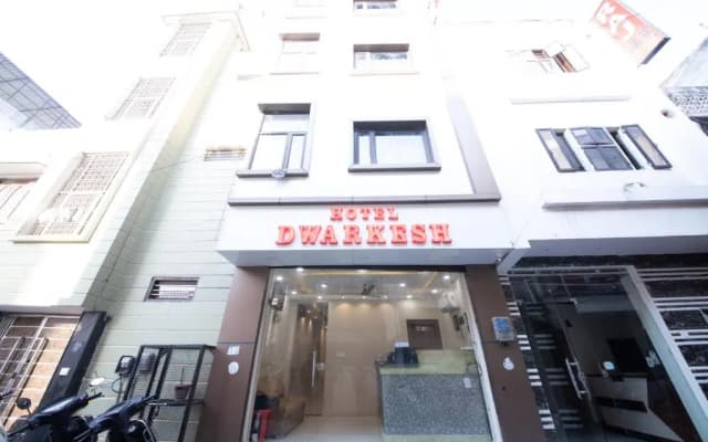Perfect Stayz Dwarkesh - Near Railway station