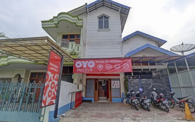 OYO 90426 Near Mall Ciputra 2