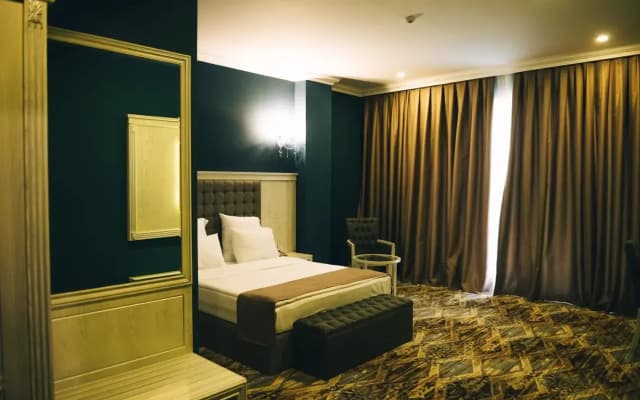 Отель Emerald Suite