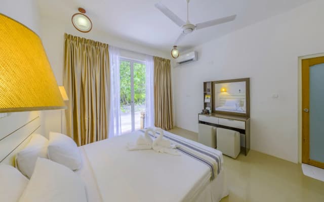 Отель Dhigurah Retreat Beach