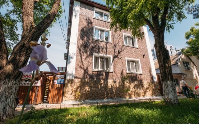 Меблированные комнаты ЭдиРоз на Крепостной