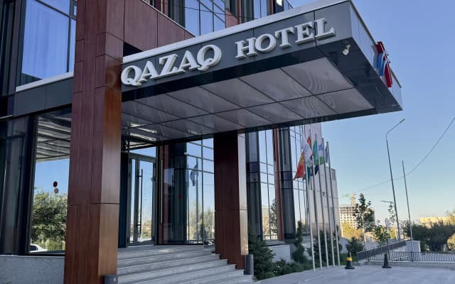 Отель Qazaq Premium