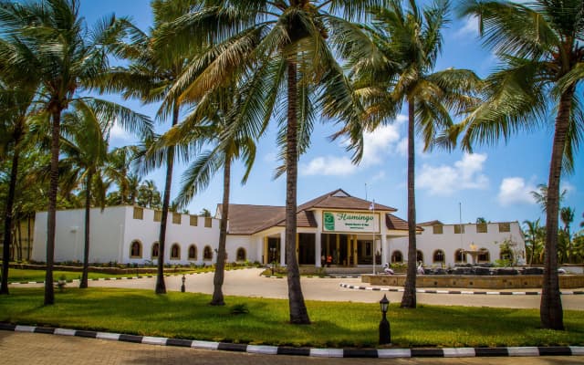 Отель Flamingo Beach Resort & Spa