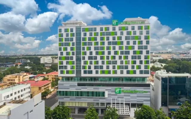 Отель Holiday Inn & Suites Saigon Airport
