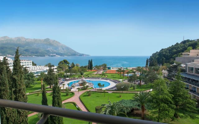 Отель Iberostar Waves Bellevue