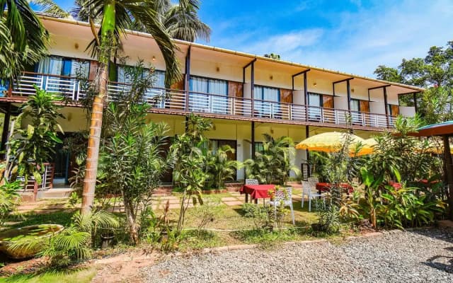 Hotel YogiTree beach Resort & Cafe