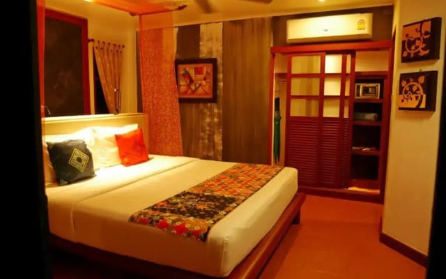 Отель Bangtao Beach Chalet