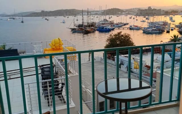 Отель Mia Hill Suites